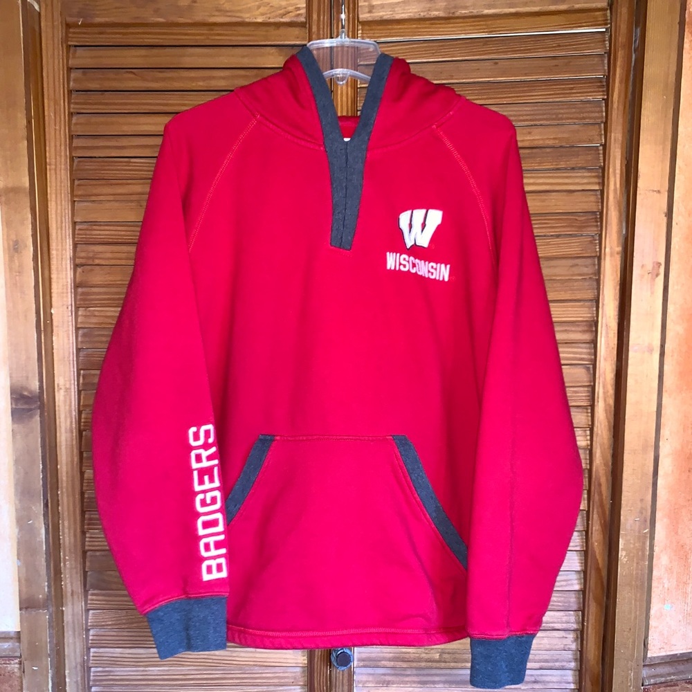 Wisconsin Badgers red pullover hoodie sweatshirt with front pockets XL